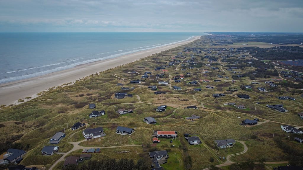 dronefoto af grønhøj strand