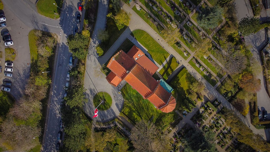 top down dronefoto af kirke