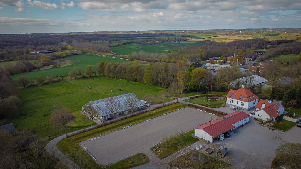 dronefoto af orangeri i flotte omgivelser