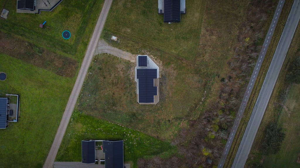 dronefoto af sommerhus top-down